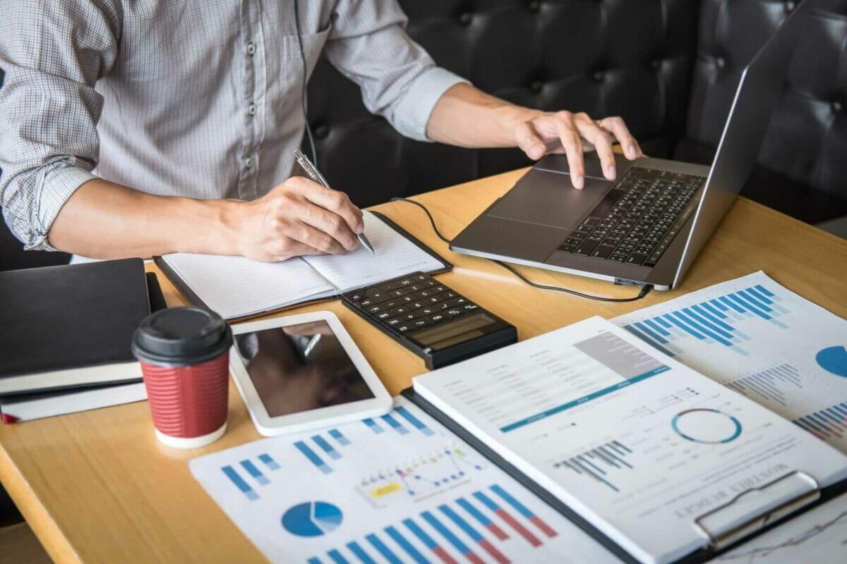 SEO-audit-seo-consultant-working audit reviewing analysis on website page structure report